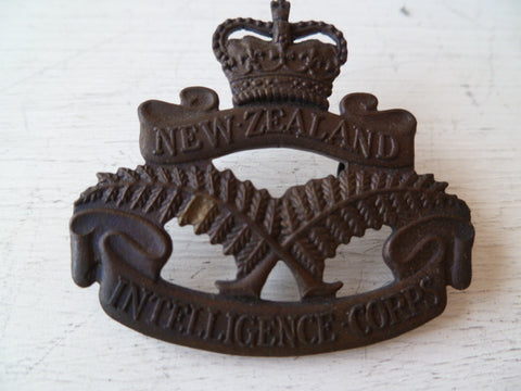 NEW ZEALAND  intelligence corp cap badge  metal c/bs