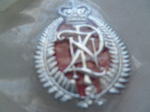NZ police cap badge 1980s red painted centre type
