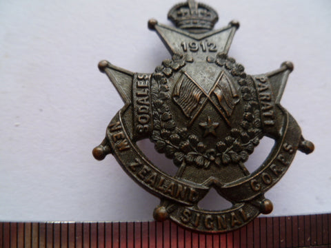 NZ signal corp old type BZ cap badge officer