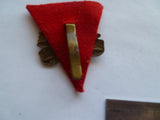 brit ww1-2 royal berkshire regt cap badge w/red backing