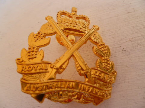 AUSTRALIA 1960s on c/b type aust inf cap badge modern