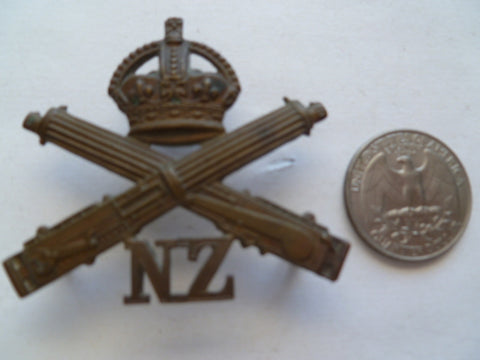 NZ machine gun regt cap badge m/m gaunt london