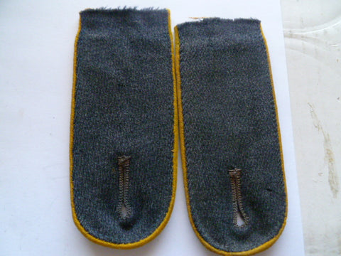 german ww2 pair epaulettes thin type yellow piping